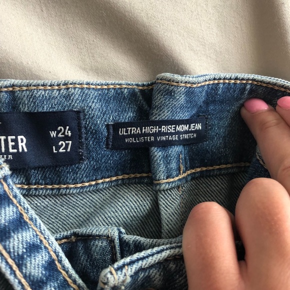 Hollister Ultra High-Rise Mom Jean - Picture 6 of 6